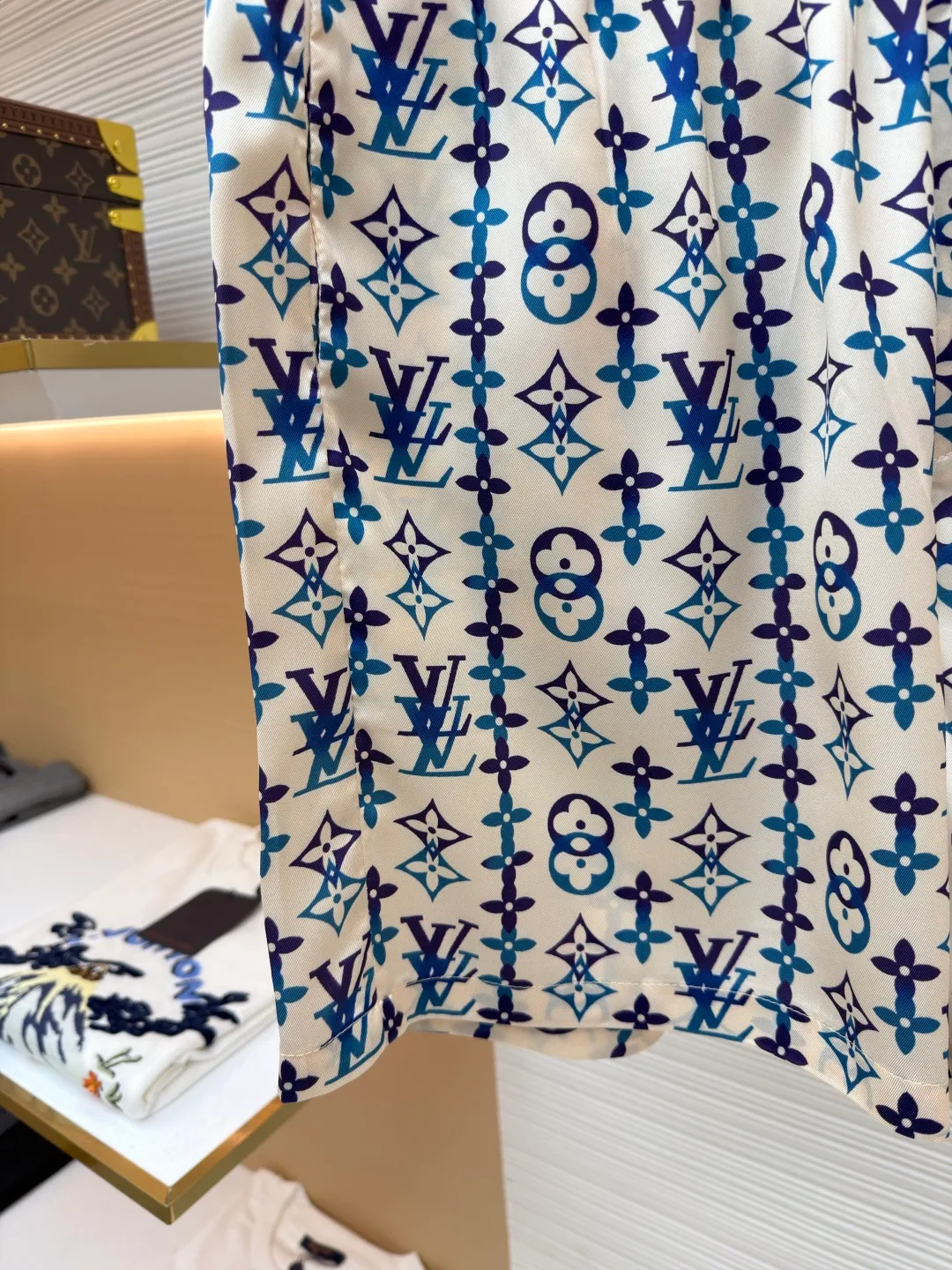 LOUIS VUITTON Overlap pattern printed mulberry silk shorts ●Original version: purchased and developed by 13667 ●Item number: 1682541-A60 ●Fabric: cotton fabric ●Technology: printing production ●Color: apricot ●Version: fitted version ●Weight: about 165 grams ●Size: 46-48-50-52 ●Description: These all-over presbyopia shorts are made of high-count silk blended fabric. The fabric is pre-washed and feels smooth and soft. It has good breathability and drape, and is comfortable and non-restrictive when worn next to the skin. The classic presbyopia pattern printed all over the body is made using digital direct printing technology. The colors are distinct and the pattern is precise. It is not easy to fade or smudge after high-temperature fixation treatment. The presbyopia elements are neatly arranged to show brand recognition. The shirt is designed with a Cuban collar, the neckline is smooth and natural, and the buttons at the placket are made of custom mother-of-pearl buttons, which have a warm and shiny texture. The overall cut is a loose silhouette, the shoulder joints are straight and fine, the cuffs are designed with short sleeve cuffs, customized accessories and three labels are complete, and the details and craftsmanship show the level of luxury. It is suitable for various wearing scenarios such as leisure vacations and daily outings. The overall wiring is straight and delicate, the fabric is comfortable and soft, and the color is consistent without color difference. It can be matched with the same style to create a fashionable look and control various occasions. Customized accessories, complete with three standards, same style for men and women!